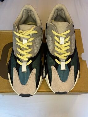 Adidas Yeezy Boost 700